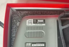 出凌度行车记录仪，黑色外观，流线型设计