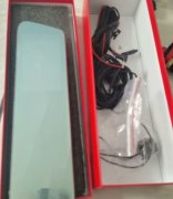 出凌度行车记录仪，黑色外观，流线型设计